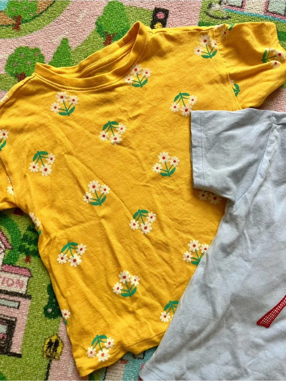 Old Navy Toddler Short-Sleeve Tee Bundle with appliqué bow and florals like new